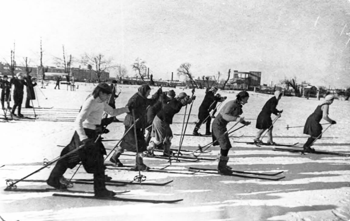Стадион имени Ленина. Лыжные соревнования ленинградцев на приз Городского комитета ВЛКСМ и Городского комитета по делам физкультуры и спорта. Старт женщин. 1943