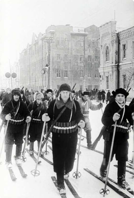Бойцы-лыжники Всевобуча на параде в г. Чкалове. 1942