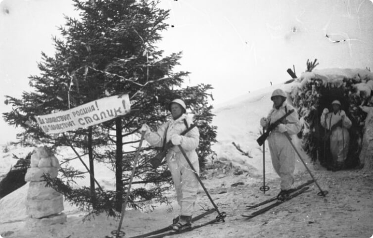 Партизаны-лыжники. Плакат на ёлке с налписью «Даздравствует Родина! Даздравствует Сталин!». 1942