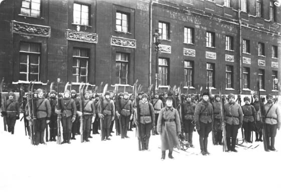 Вторая годовщина Р.К.К.А. Колонна лыжников на параде. Фото К.К. Буллы. 23 февраля 1920