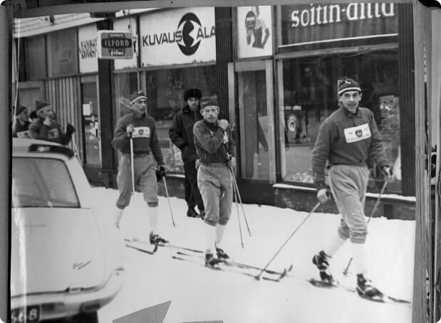 Команда советских спортсменов перед стартом лыжного пробега по маршруту Москва — Осло. 1927