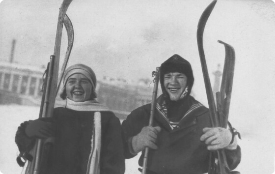 Фотооткрытка «Лыжники». Время съёмки: начало 1930-х, место съёмки: СССР