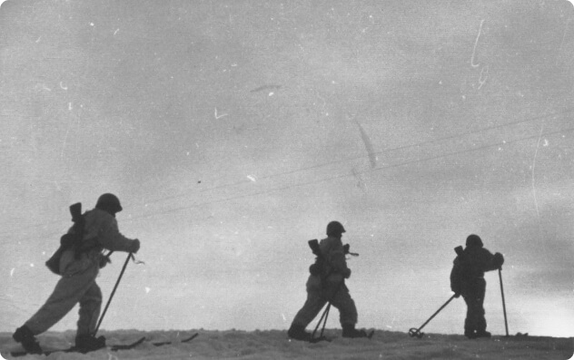 Красноармейцы на лыжах в зимнем камуфляже. Струнников Сергей Николаевич. Москва. 1942-1943