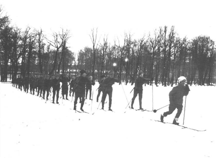 Красноармейцы-лыжники в походе. 1919