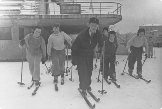 Ленинградские спортсмены на лыжах. Лыжницы общества "Динамо" во главе с заслуженным мастером спорта М. Мининой на тренировке. 5 декабря 1943
