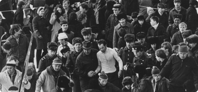 Болельщики поздравляют победителя гонки на 70 км Ивана Гаранина. (слева от него тренер В. Филимонов). 1977