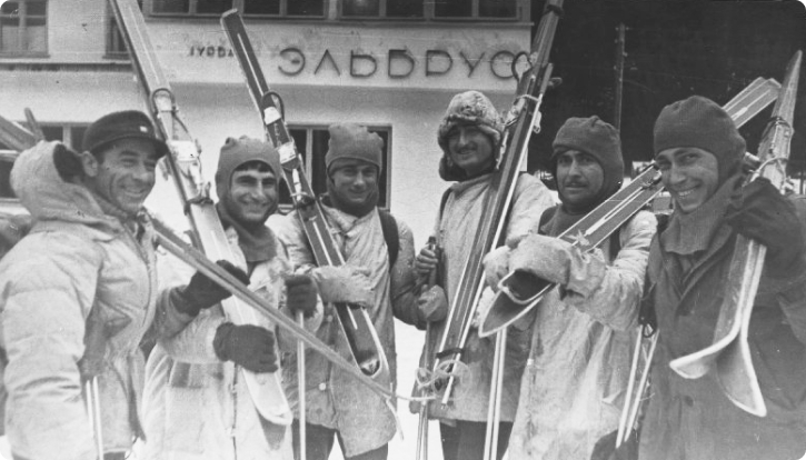 Лыжники у турбазы «Эльбрус». Темин Виктор Антонович. 1960-е