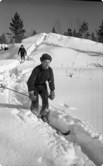 Лыжники на прогулке. Б-Мурта. Малобицкий Степан Осипович. 1947