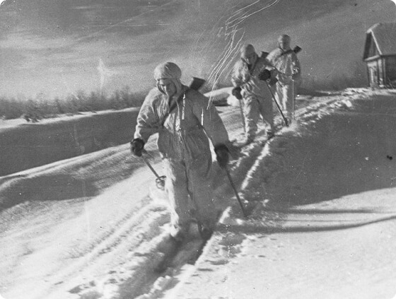 Лыжники-разведчики из отряда Новикова. 1941