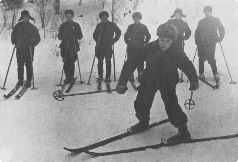 Всеобщее военное обучение Бойцы Всевобуча учатся владеть лыжами в любых условиях. Мастер горнолыжного спорта Б. Медведев показывает лыжникам приём спуска с горы «плугом». 24 ноября 1941